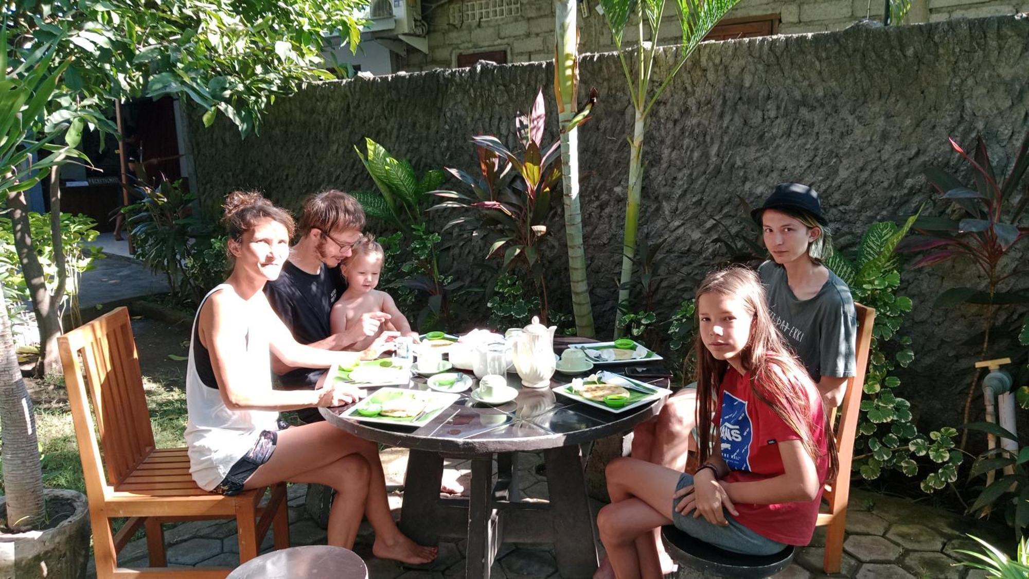 Van Santri Homestay Pemuteran Luaran gambar